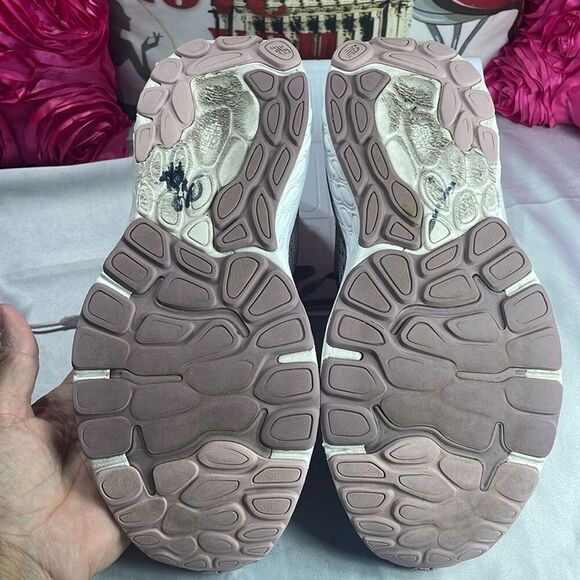 (A) NEW BALANCE WOMEN'S 860 V13, size 11 women’s/ 9.5 men’s - Picture 13 of 15